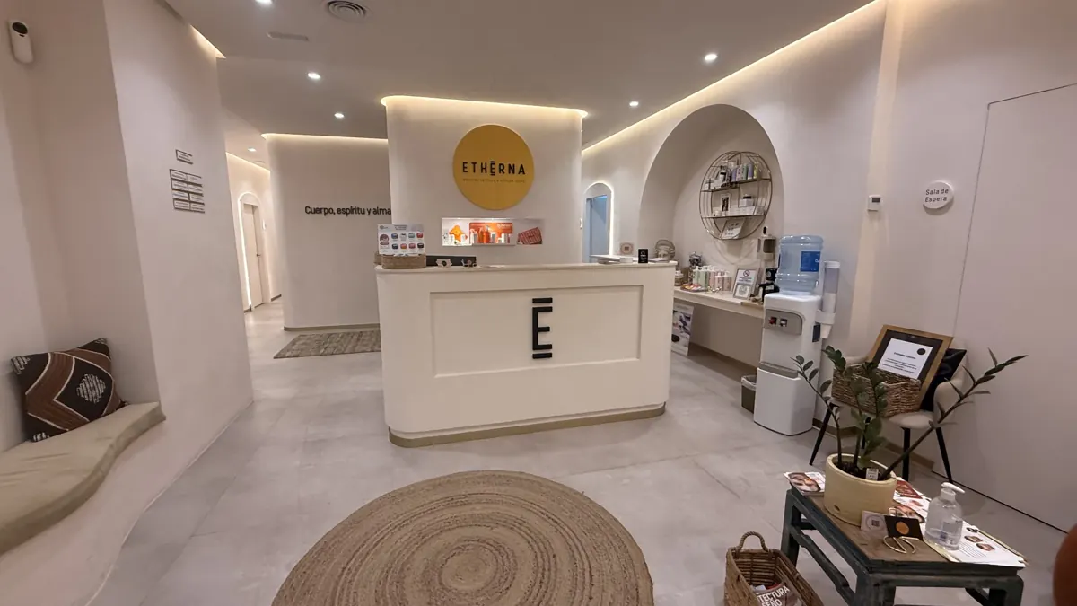 Zona de recepción e instalaciones de Etherna Clinic